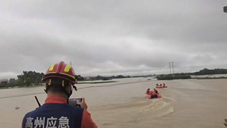Fuertes inundaciones dejan sueltos cocodrilos en aldea del sur de China