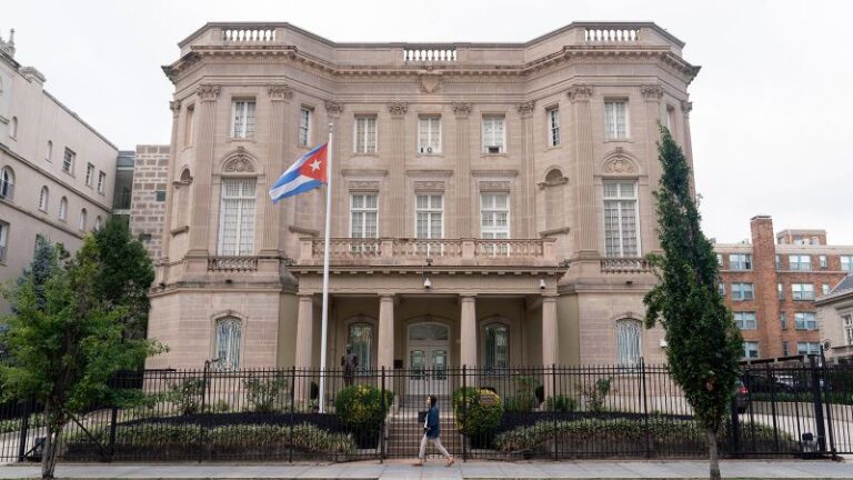 Funcionarios estadounidenses investigan después del lanzamiento de cóctel molotov contra la embajada de Cuba en Washington