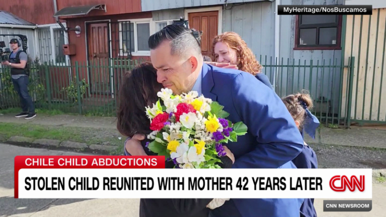 Hombre estadounidense robado cuando era bebé en Chile se encuentra con su madre a los 42 años