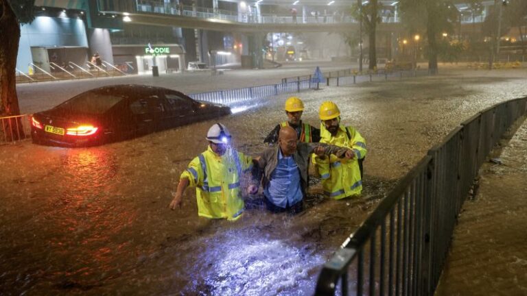 Hong Kong sufre inundaciones repentinas generalizadas tras las lluvias más intensas desde 1884