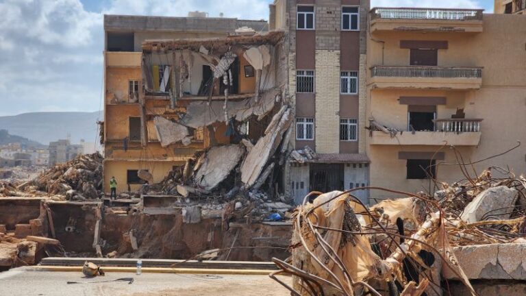 Inundaciones en Libia: aferrándose a la esperanza en Derna, mientras el dolor se convierte en ira