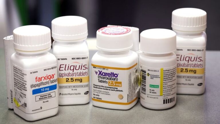 Juez federal no impedirá que Medicare negocie precios de medicamentos