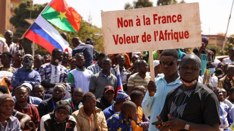 Junta de Burkina Faso suspende revista francesa por artículos «mentirosos»