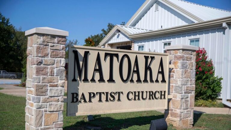 La Convención Bautista del Sur expulsa a una iglesia de Oklahoma después de que un pastor defendiera actuar con la cara negra mientras se hacía pasar por Ray Charles