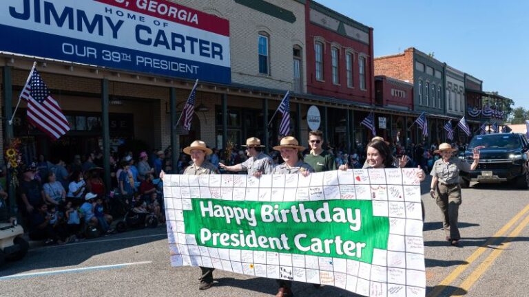 La ciudad natal de Jimmy Carter rinde homenaje al expresidente como un humanitario global (y un buen amigo) cuando cumple 99 años.