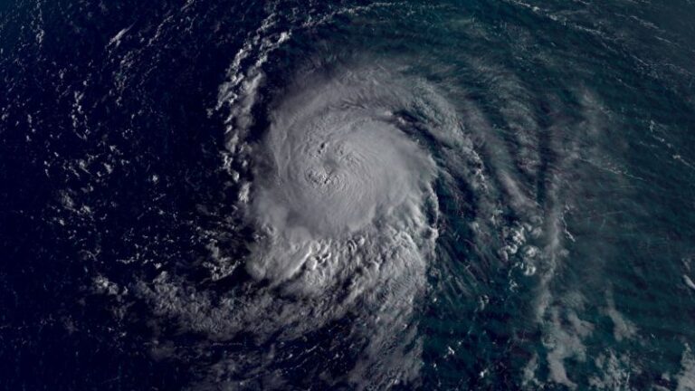 La trayectoria incierta del huracán Lee mantiene a los meteorólogos observando de cerca