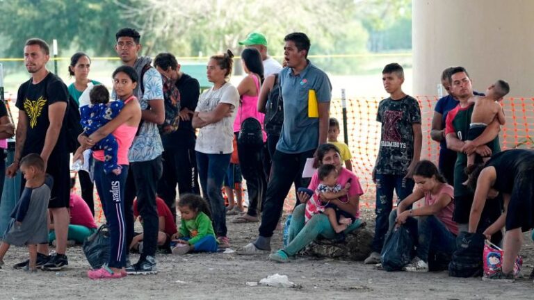 La última ola de migrantes en la frontera entre Estados Unidos y México pone a Biden bajo una nueva presión