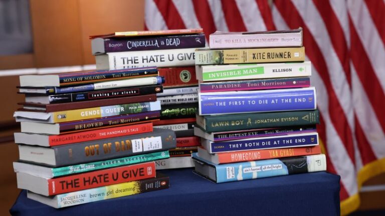 Las prohibiciones de libros continúan aumentando en EE.UU. con más contenido ‘sexual’ e ‘inapropiado’, dice un grupo de libertad de expresión