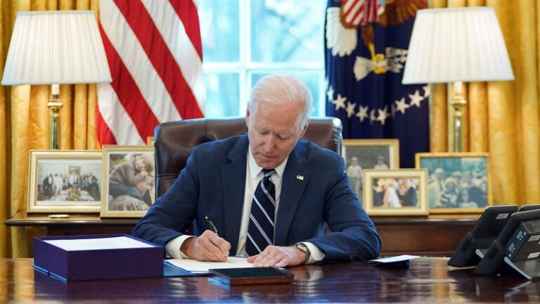 Los ambiciosos esfuerzos de Biden para fortalecer la red de seguridad social se están desgastando