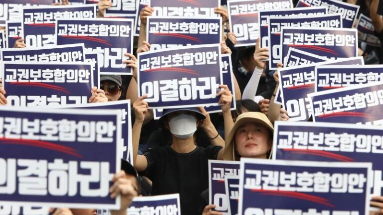 Los docentes surcoreanos organizan una protesta masiva y una huelga tras su muerte pone de relieve inmensas presiones