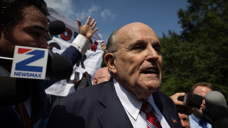 Los ex abogados de Rudy Giuliani lo demandan por más de 1,3 millones de dólares en honorarios legales impagos