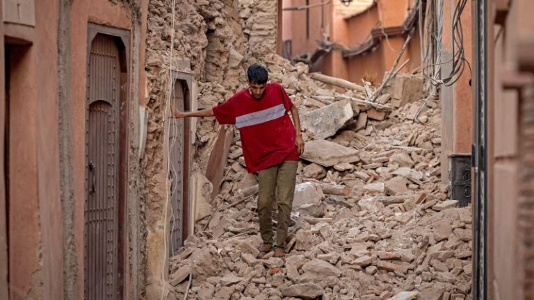 Los marroquíes pasaron una segunda noche en las calles después de que un potente terremoto matara a más de 2.000 personas