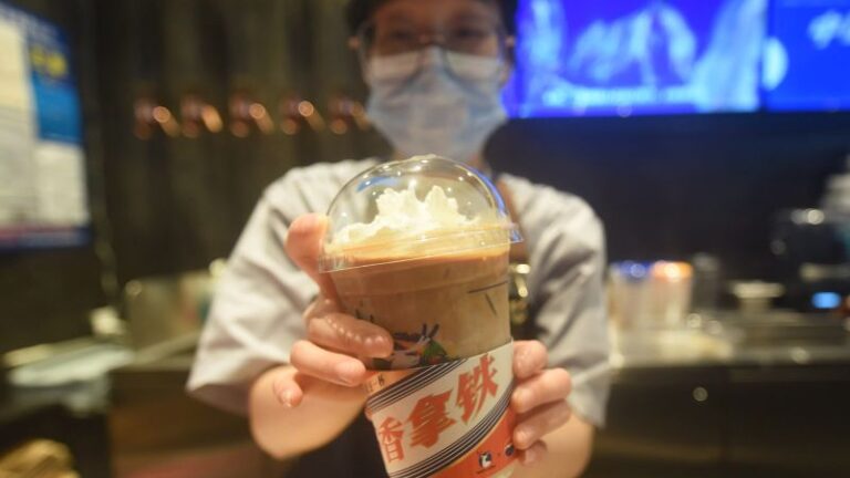 Luckin Coffee está agregando el ardiente licor Moutai a sus cafés con leche