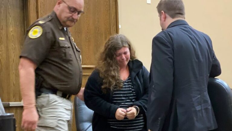 Madre de Nebraska sentenciada a 2 años en caso de aborto, según informe
