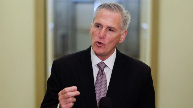 McCarthy describe en privado un nuevo plan republicano para evitar el cierre, lo que genera un enfrentamiento con el Senado