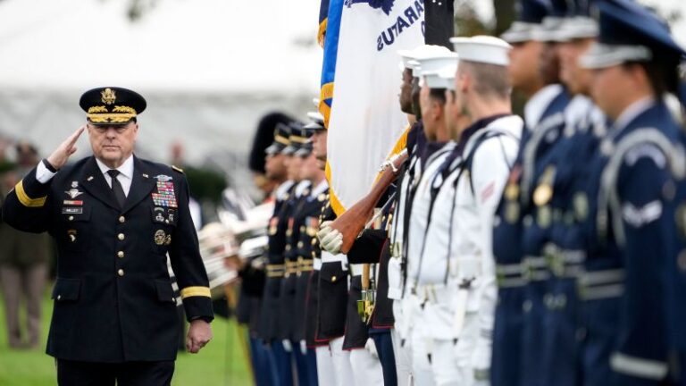 Milley dice que el ejército no presta juramento a un ‘aspirante a dictador’ en aparente ataque a Trump