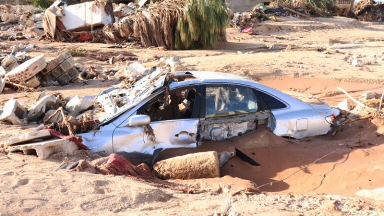 Morgues abrumadas en Libia mientras los rescatistas buscan a miles de desaparecidos tras una inundación