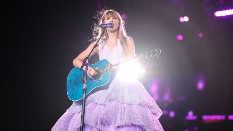 Por qué Taylor Swift podría haber elegido salas de cine para el debut de la película Eras Tour, según los expertos