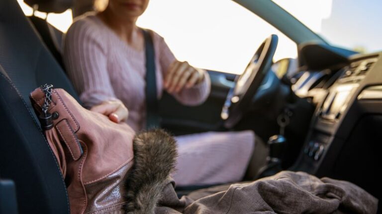 Por qué nunca hay un buen lugar para guardar el bolsillo en un coche