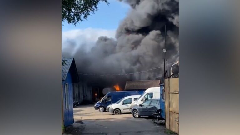 Se produce un incendio en un depósito de petróleo en San Petersburgo