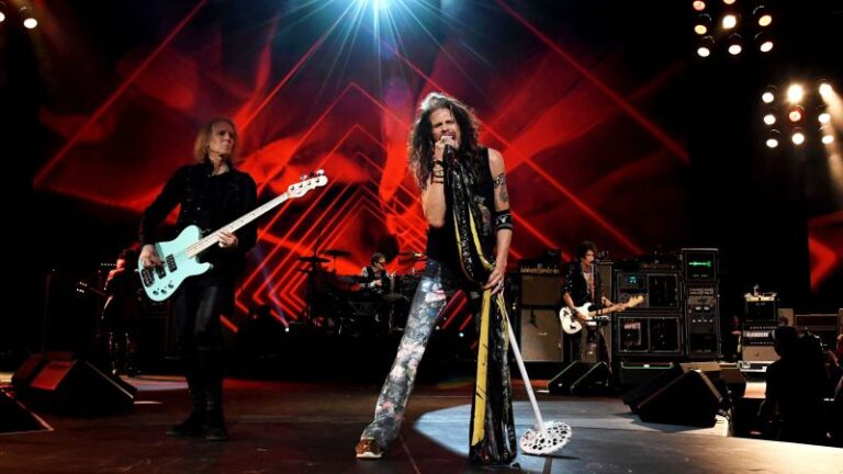 Steven Tyler ‘se fracturó la laringe’, el resto de las fechas de la gira de despedida de Aerosmith 2023 se posponen hasta el próximo año