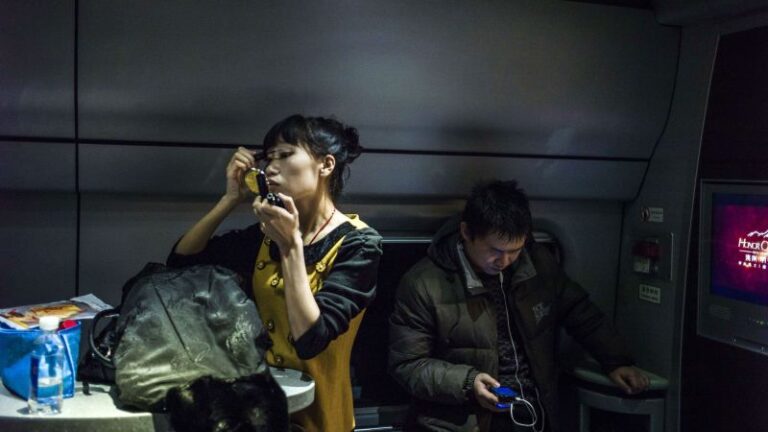 Un ferrocarril estatal de China recomendó a las mujeres que no se maquillaran en los trenes.  Así respondieron