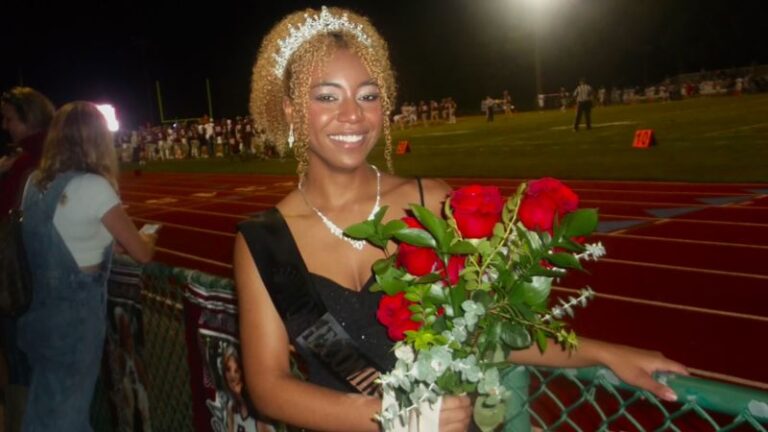 Adolescente de Carolina del Sur coronada como la primera reina negra del baile de bienvenida en la historia de la escuela