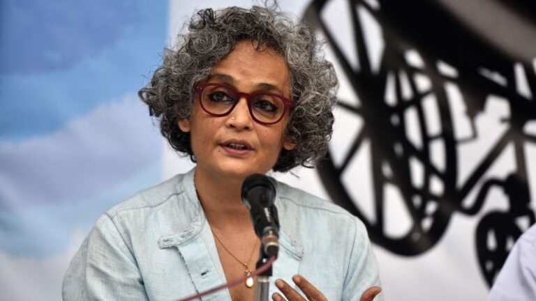 Arundhati Roy: autor indio enfrenta cargos de sedición por comentarios en Cachemira de 2010