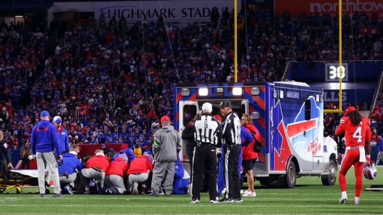 Damien Harris de los Buffalo Bills fue retirado del campo en una camilla durante el juego de los New York Giants