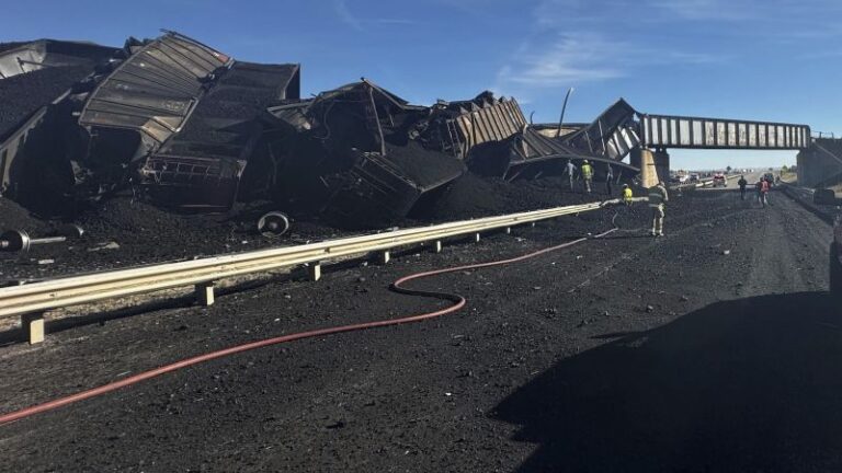 Descarrilamiento de un tren en Colorado: un tren de carbón se cae del puente y entra a la interestatal, matando a un conductor de camión, dicen las autoridades
