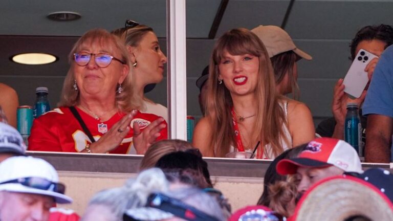 Donna, la madre de Travis Kelce, dice que la atención de Taylor Swift ‘se siente como un universo alternativo’