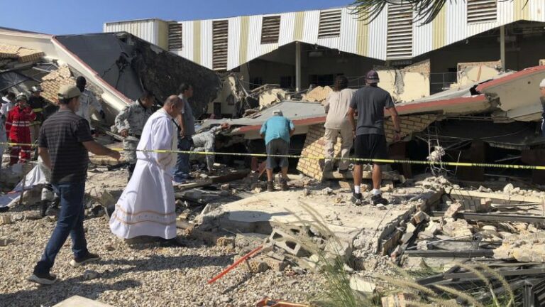 El techo de una iglesia en México se derrumba y mata al menos a nueve personas