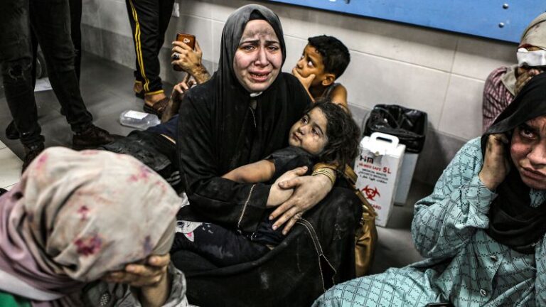 Explosión en un hospital de Gaza: la ira estalla en todo Oriente Medio mientras Biden viaja a Israel