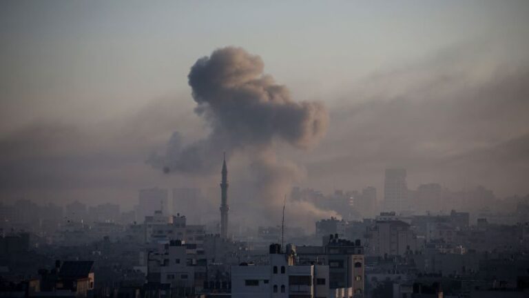 Gaza: Cientos de muertos probablemente en la explosión de un hospital de Gaza, mientras el bloqueo israelí paraliza la respuesta médica