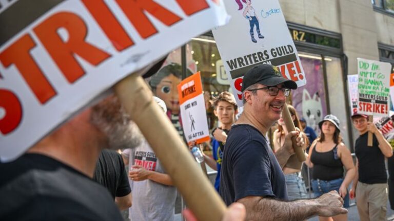 John Oliver regresa a su programa de HBO, instando a más trabajadores a sindicalizarse