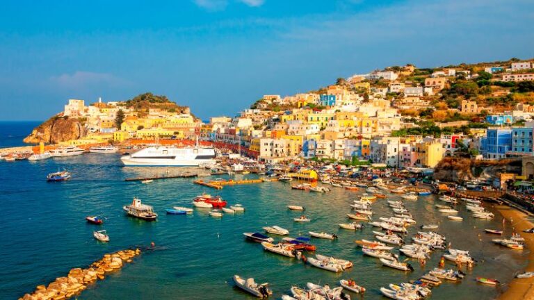 La isla italiana de Ponza y sus casas cueva atraen a los estadounidenses a vivir en ellas