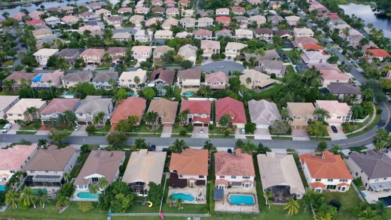 Las ventas de viviendas usadas cayeron en septiembre a su nivel más bajo en 13 años debido a que el aumento de los precios y las tasas hipotecarias obstaculizan la demanda.