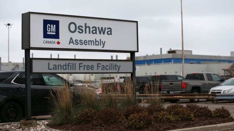 Los trabajadores automotrices canadienses se declaran en huelga en las plantas de GM