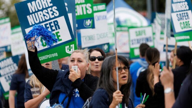 Los trabajadores de Kaiser Permanente comienzan a abandonar sus puestos de trabajo.  Se convertirá en la huelga de trabajadores de la salud más grande en la historia de EE. UU.