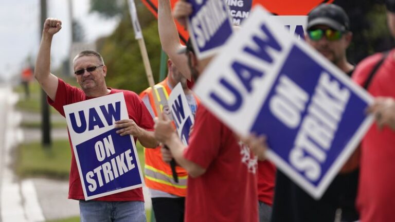Los trabajadores de la UAW harán huelga tras rechazar el acuerdo con Mack Trucks