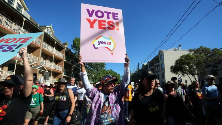 Referéndum de Australia Voice: se insta a los votantes a ‘elegir el amor’ mientras las encuestas muestran que el referéndum está a punto de fracasar