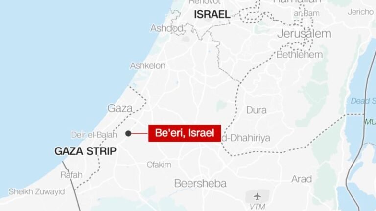 Rehenes civiles bajo custodia de Hamas asesinados en Be’eri, cerca de la frontera con Gaza, según muestran videos verificados por CNN