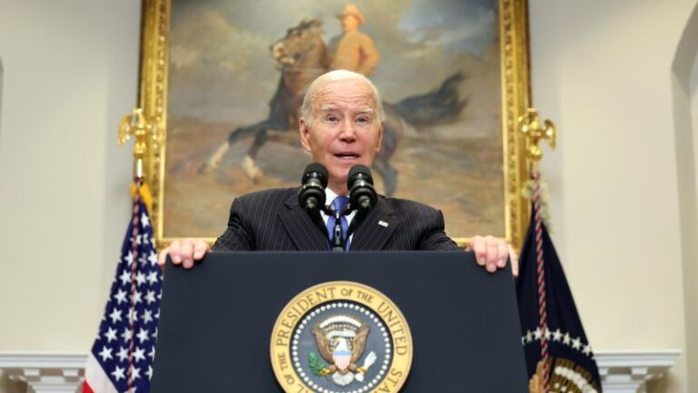 Verificación de hechos: Biden hace afirmaciones falsas sobre la deuda y el déficit en su discurso sobre empleo
