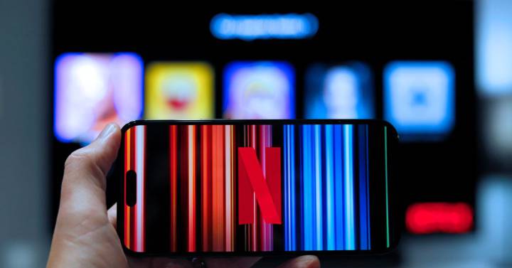 Netflix ya permite descargar contenidos en su tarifa con publicidad |  Televisión inteligente