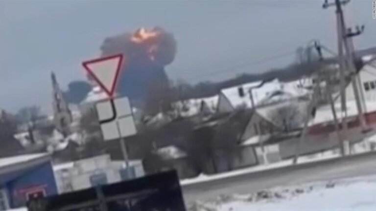 Avión militar ruso se estrella cerca de la frontera con Ucrania