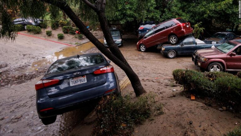 La tormenta atmosférica impulsada por los ríos de California trae lluvias e inundaciones a Los Ángeles, San Diego y todo el estado.