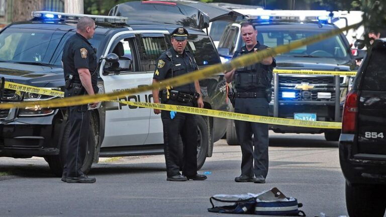 Oficial de policía y transeúnte mueren baleados cerca de Boston