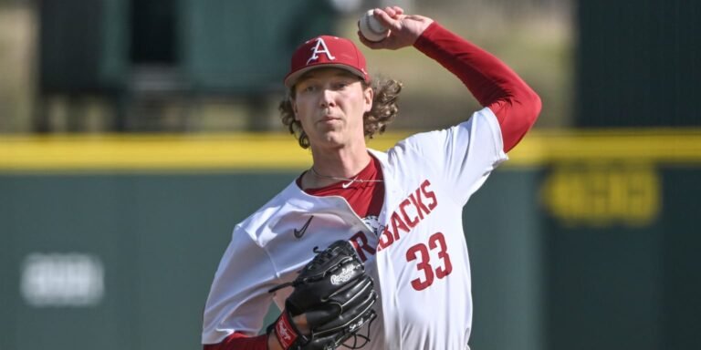 El lanzador de Arkansas Hagen Smith registra 17 ponches y empata el récord de la escuela
