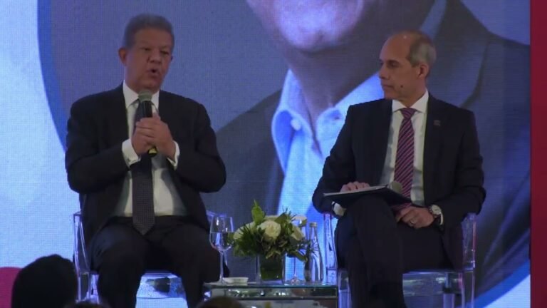 Leonel  Fernández FP presentó su programa de gobierno en la Cámara Americana de Comercio 2024