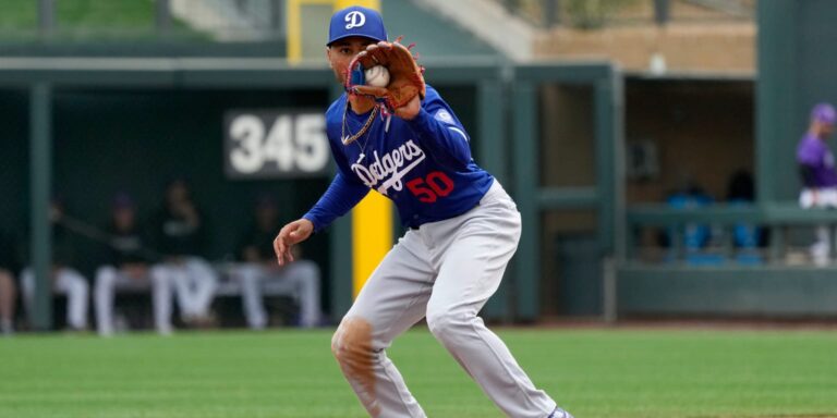 Mookie Betts jugando como campocorto de los Dodgers